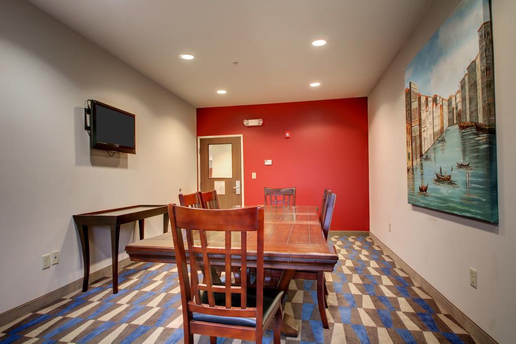 Microtel Inn & Suites By Wyndham Tuscaloosa Bagian luar foto