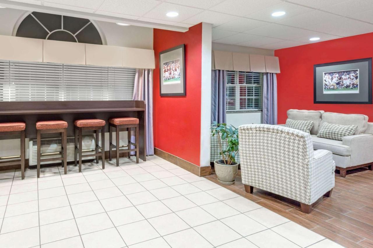 Microtel Inn & Suites By Wyndham Tuscaloosa Bagian luar foto