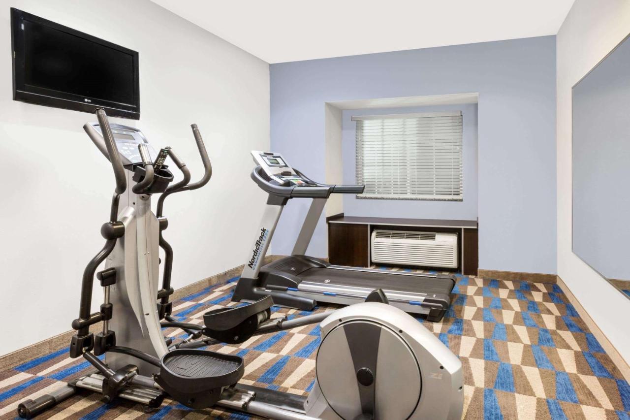 Microtel Inn & Suites By Wyndham Tuscaloosa Bagian luar foto