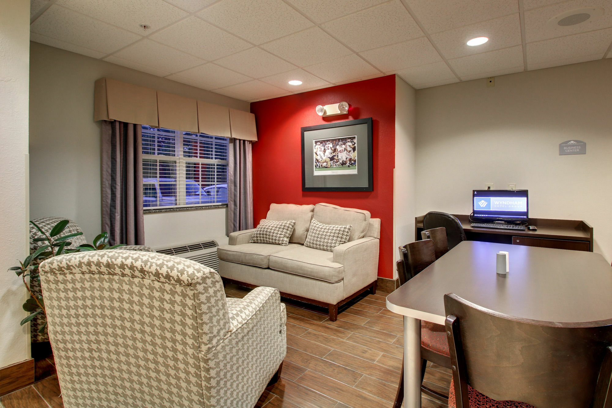 Microtel Inn & Suites By Wyndham Tuscaloosa Bagian luar foto